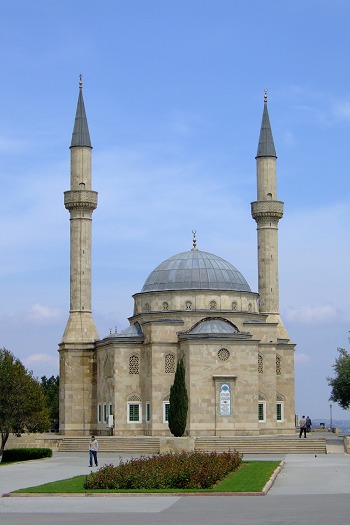 On our way back from the Baku Television Tower which by the way was closed we encountered a memorial park for the war between Azerbaijan and Armenia in the beginning of the 1990's. Here we had a good view of the bay and the center of the city. The memorial park also featured a beautiful mosque which became the first I got the see from the inside... and yes, I remembered to take of my shoes:-)