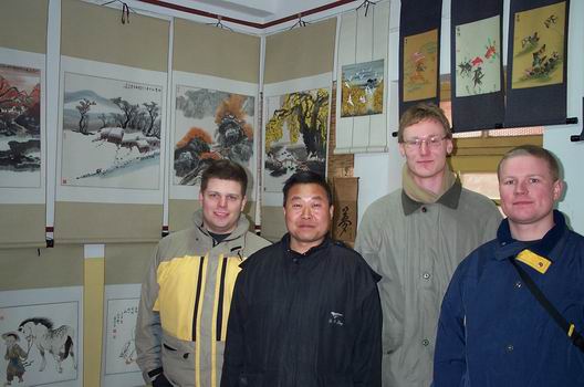 We meet a nice Chinese teacher, Zhang Shu Yan, near the Tian'anmen square - who fortunately for us could speak English, and rather good English! He didn't really have anything to do, and enjoyed showing foreigners around - to practise his English. He lead us to the small streets south of the square. The pictures is taken in a backyard galleri of Chinese paintings. The other guys on the picture are (from left) Thomas, me and Jens Åge.