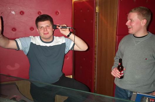 DJ Thomas from discotheque RollerCoaster and co-drinker Jens Åge have taken over the hotel bar. Thomas lacked some headphones, so as a good student of engineering he quickly solved the problem and used a microphone instead! There is only one thing left to say; we rocked!