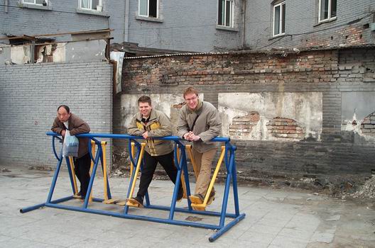 The Chinese state have placed a lot of these exercise machine around the city. Very usefull - even for lazy students from Denmark. Who wants to give 100 € for a entry card to a gym, when you can use this? Tested by Thomas and Anders, Aalborg University Esbjerg.