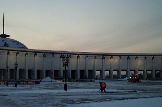 Here the mighty square of the Victory Park can be seen. Note the worker and the truck removing snow in the background. The paradox is that there's no people here but apparently snow is prohibited too, but in the center you can find tons of people and a lot of not removed snow. Prestige!