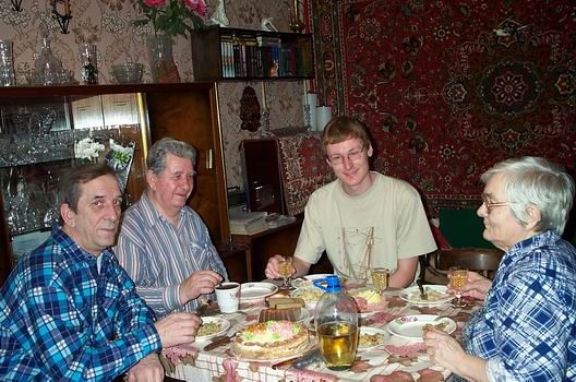 But we had only left for 5 minutes before we met Marinas uncle (on the left), so we went back for cake and wine in their living room.