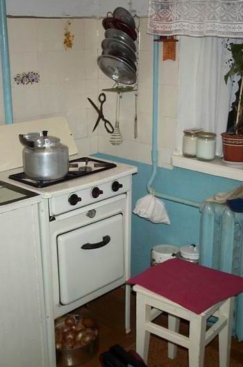 Anna and Yakov's kitchen which probably haven't changed since 1969 when the building was raised. A window back in to past... normally a Russian kitchen is like a western kitchen except for the size.