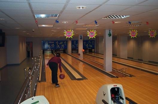 ...we went bowling instead in the stadiums bowling center. That was very fun. I played 5 rounds against Marina and won them all - I'm good or lucky:-)