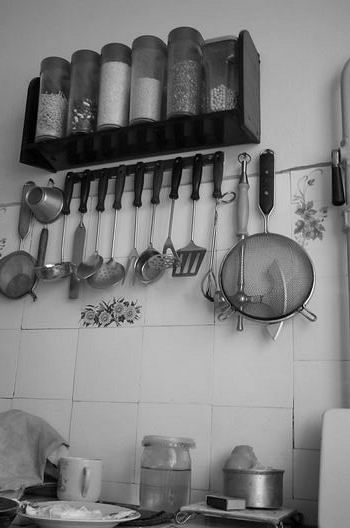 I kind of fell in love with Anna and Yakov's kitchen especially their tools - but that I can explain; I almost don't have any at home in Aalborg:-( I am wondering if that thing to the right is a weapon or a tool for cunning ducks?!
