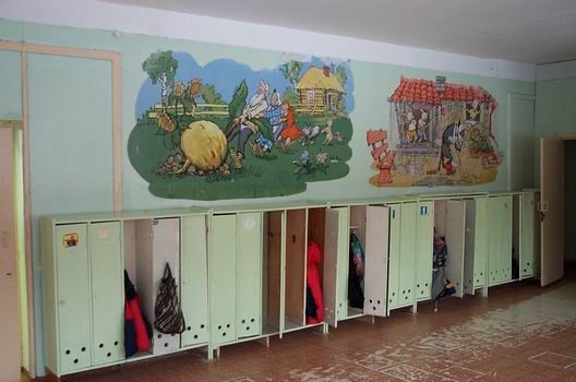 We took a walk around in Marina's old neighborhood and found her old primary school. Notice the small lockers for clothes and the two wall paintings with Russian stories for children - nice aren't they?