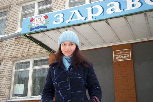 It was the first time for over ten years that Marina has visited her old school: "School no. 62". Here she is standing in front of the main entrance. While we were at the school, many of the children had physical education - skiing!