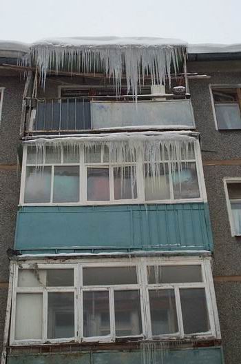 It can easily be seen that is has been cold for a looong time. Here the longest ice taps can be seen. I don't want the get such a thing in my head! The facade is typical for Russian apartment buildings.