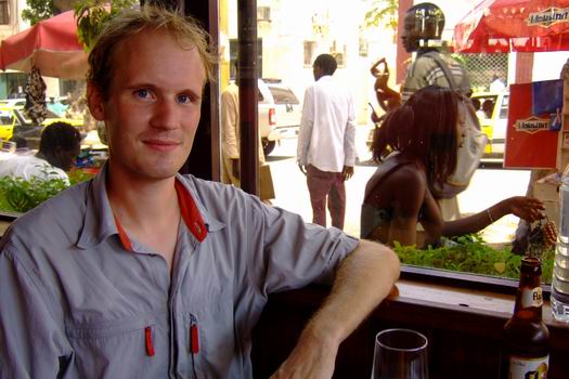 After getting rid of our first encounter with the local hustlers we decided to settle down in a café near Independence Square in the centre of Dakar (I wonder how many cities has a square with that name?!). Here Morten can be seen with one bottle of the local Senegalese brew "Flag" - a really good beer by the way.