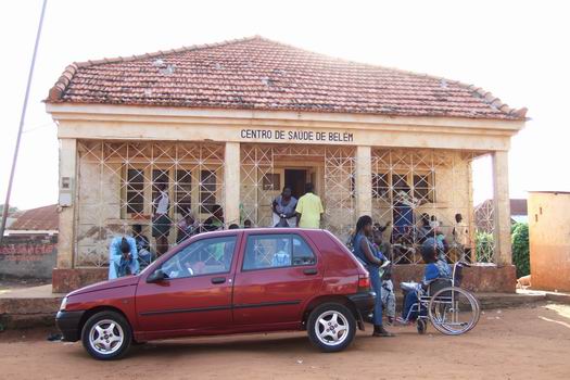 On the façade is written "Belem's health centre". The centre was one of the centers used by the Bandim Health Project to test for tuberculosis and other diseases. The building's general outdoor renovation also reflected its indoor condition:-( Here I by the way met two doctors who spoke fluent Russian since they got their degree from Russian universities. The level of education in Guinea-Bissau is overall very low and those few with good education primarily got their degrees abroad.