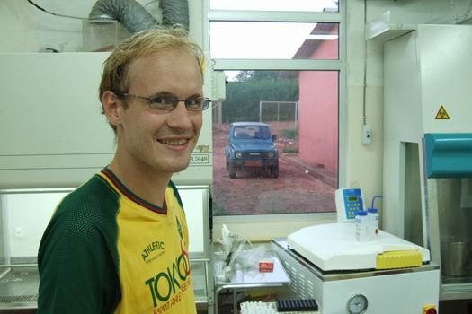 Morten in the laboratory facilities he is using for his study. The facilities are part of the National Laboratory in Guinea-Bissau e.g. a facility somewhat equal to Statens Serum Institut in Denmark. A thing which certainly differs from the Danish variant is that the National Laboratory does not receive any funding from the state. Actually almost all funding come from Swedish and Danish projects/companies. On this visit we where so unlucky to experience one of the very frequent black-outs which lasted around 5 minutes until the backup generators were running and the power came back on.